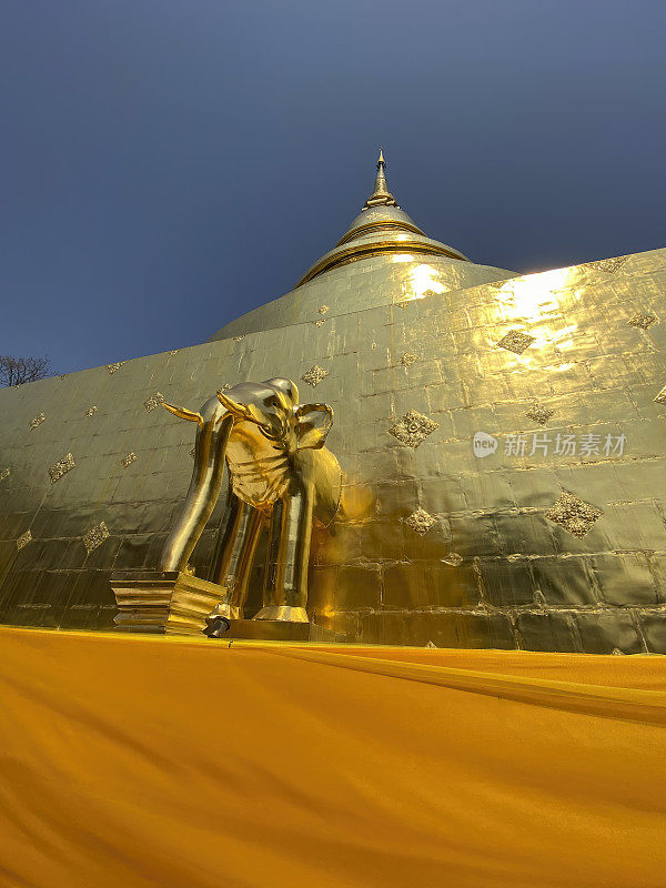 在清迈古城内著名的泰国北部寺庙Wat Pra Singh后面，可以看到壮观的金色chedi。